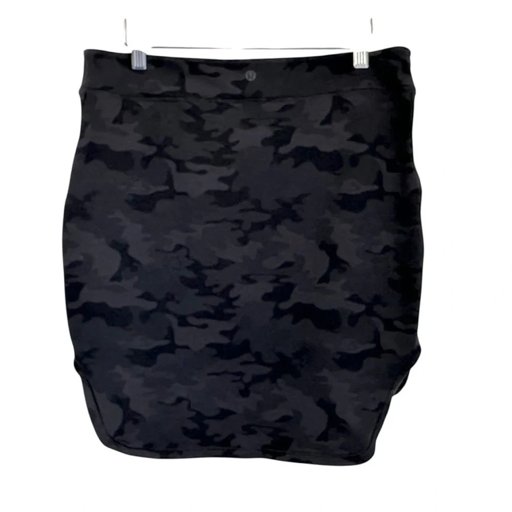 Lululemon Womens Camouflague City Skirt Sz 8? Savasana Camo Black High Low Hem